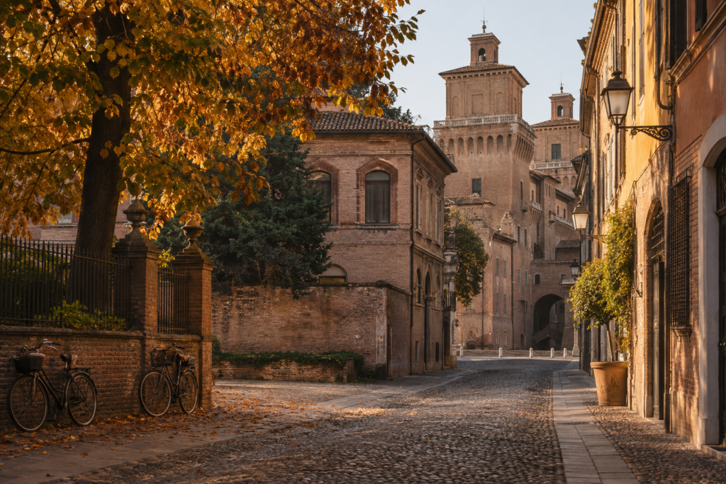 Centro storico di Ferrara in autunno con biciclette e foliage dorato