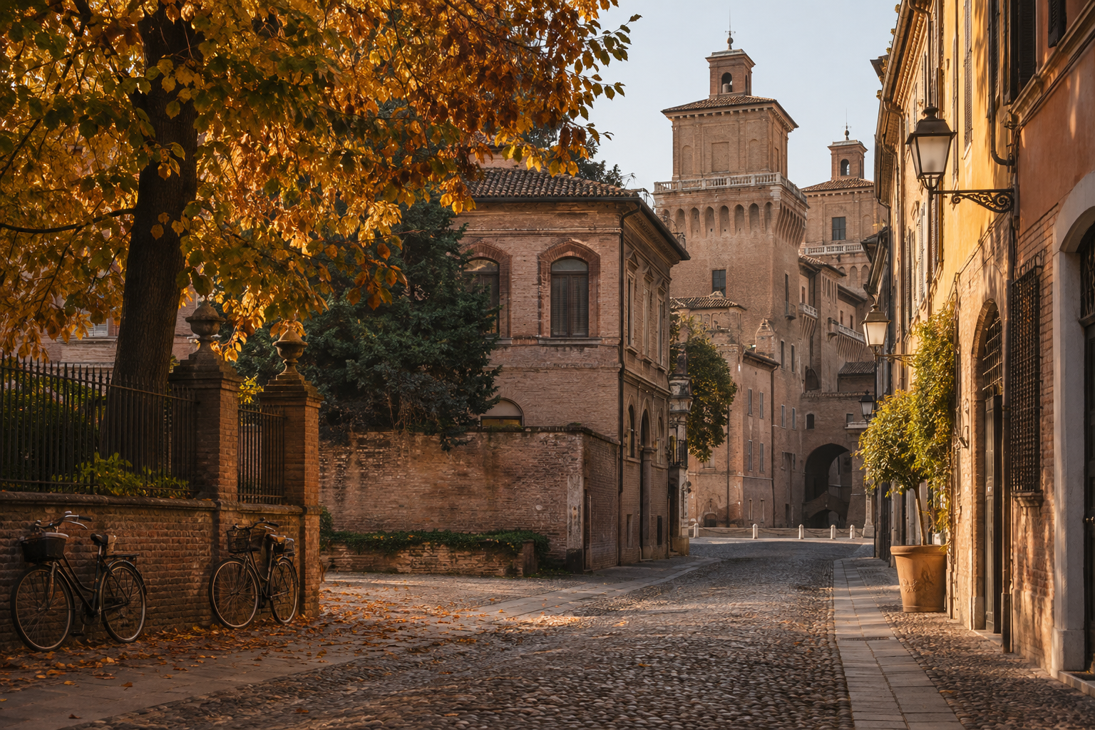 Centro storico di Ferrara in autunno con biciclette e foliage dorato